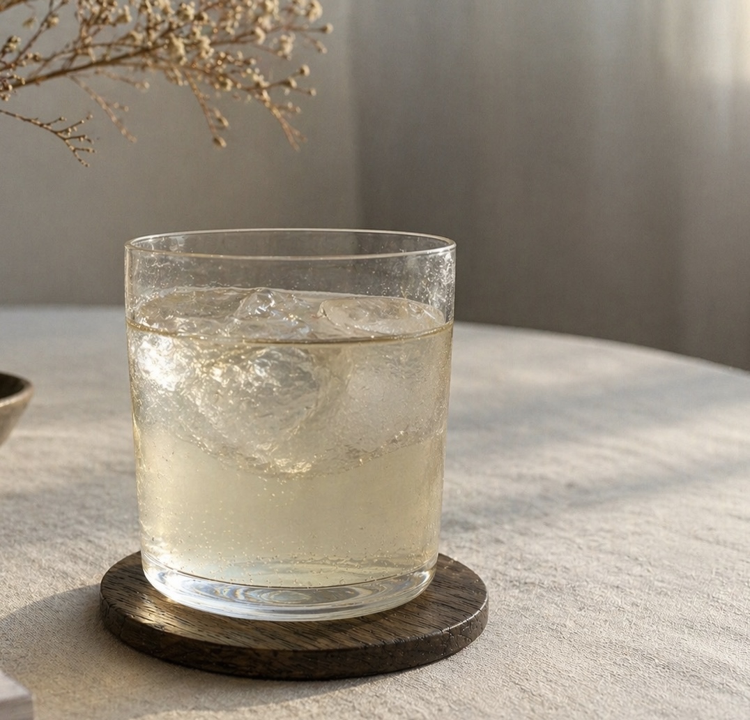 Glas på handgjort underlägg i ek